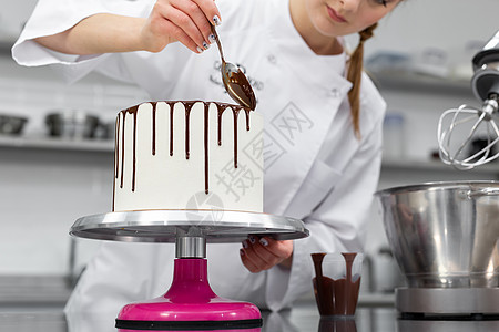 糕点厨师把蛋糕装饰成巧克力图片