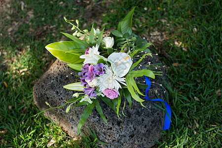 公园石头上美丽的婚礼花束 在公园的一块石头上图片