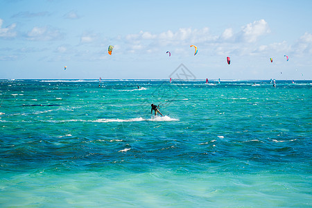 毛里求斯Le Morne海滩上的克思特费斯 风筝 风帆冲浪图片