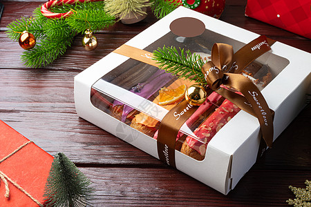 圣诞背景的彩色银盒箱 庆典 桌子 泡芙 食物 礼物图片