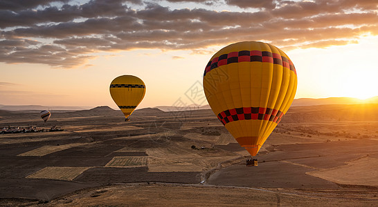 土耳其卡帕多西亚热气球节 岩石 飞机 晴天 奇亚图片