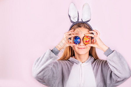 头戴兔子耳朵的女孩 头戴粉红色背景的彩蛋 开朗微笑快乐的孩子 复活节假期横幅 手 白色的图片