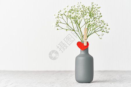 情人节 花瓶里鲜白的花朵红色感觉到爱人的象征 假期 满天星图片