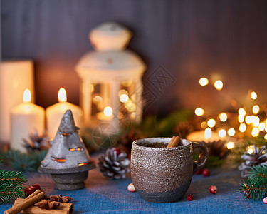 圣诞节背景的热饮杯 舒适的夜晚 面包红酒杯图片