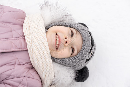 一个快乐小女孩的肖像 冬天寒雪天图片