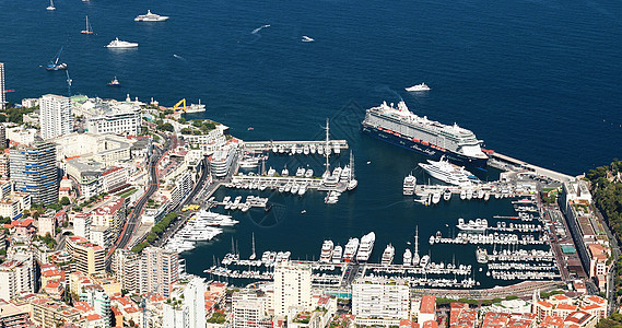 在阳光明媚的日落时 摩纳哥公国大港赫库勒 Monte-Carlo 的空中景象 La Turbie Megayachts 许多船只图片