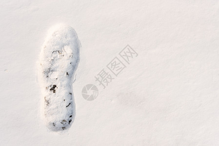 阳光下雪下的脚印 与复制空间密闭图片