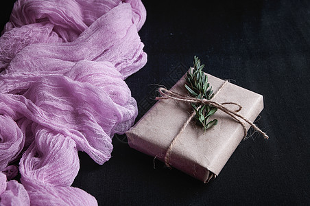 纸纸礼品盒旁边的古董桌布 用粉色纱布手工涂上粉红色纱布图片