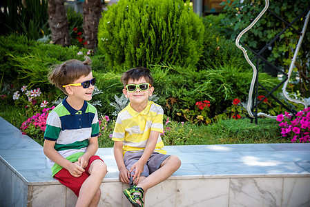 一群快乐的孩子在户外玩耍 暑假期间 孩子们在公园里玩得很开心 坐在太阳镜和微笑的朋友 暑假概念 健康 动物图片