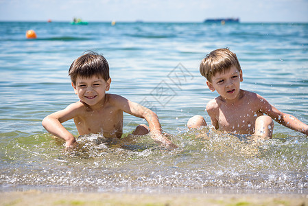 幸福的家庭在海边的热带度假胜地游泳池的蓝色海水中玩耍 暑假概念 两个兄弟孩子是最好的朋友 男人 手图片