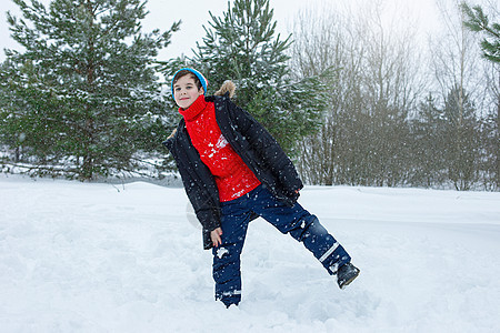 一个快乐的少年男孩 在冬季公园 自然 童年 降雪图片