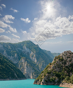 著名的 Piva 峡谷及其梦幻般的水库 国家公园黑山和波斯尼亚和黑塞哥维那 巴尔干半岛 欧洲 美丽的世界 冒险 岩石图片