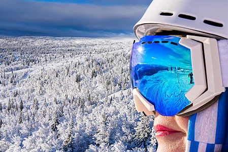 身穿滑雪度假胜地滑雪护目镜的妇女 在滑雪护目镜中反射 山 乐趣图片