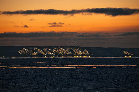 太阳落日暮光之后 冬季横跨格鲁吉亚湾的Collingwood和蓝山滑雪山图片