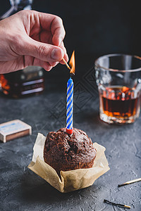 生日松饼时用手点蜡烛 周年纪念日 巧克力松饼 喜庆 庆典 点燃图片