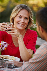 他让我一直笑 一对快乐的年轻夫妇在外边吃晚饭的照片图片