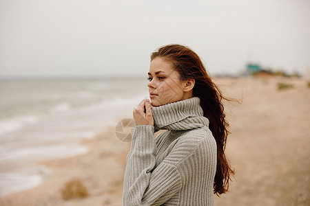 美丽的美女在海滩上长着长发 自然风景漫步快乐女性放松背景图片