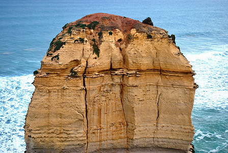 澳大利亚维多利亚州大洋路十二使徒岩的直视图 日出 波浪背景图片