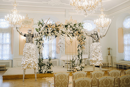 有两个人穿着银西装和戴面罩 在婚礼仪式上在城堡内图片