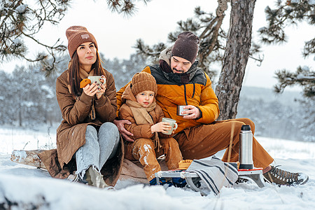 家庭快乐 有一杯热茶 在冬天的森林里共度时光 寒冷的 男人图片