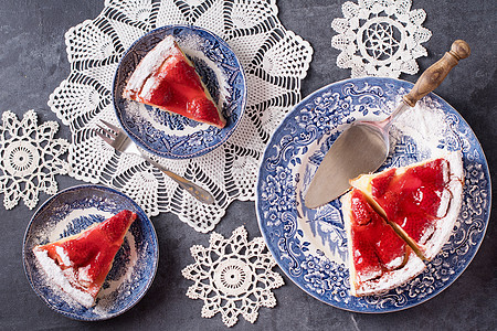 圣诞红草莓派在蓝盘上 一份礼物在桌上的红色盒子里 蛋糕 小吃图片
