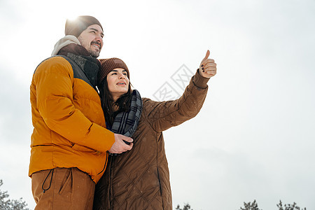 在雪地冬季森林的户外爱的小情侣 自然 情人节 公园图片