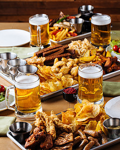 装有啤酒和咸点心的桌子 餐厅 开胃 开胃菜 派对 盘子图片