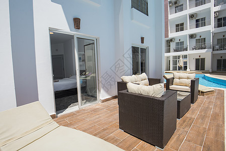 热带豪华假日公寓内带椅子的双层露台广场面积图片