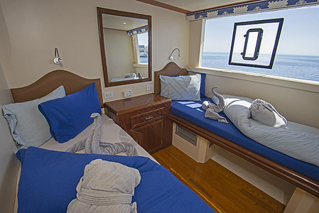 豪华帆游艇双舱的室内装饰图片