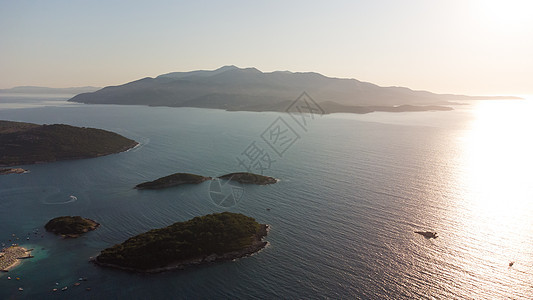 亚得里亚海沿岸典型的阿尔巴尼亚景观与山脉 阳光明媚的早晨在阿尔巴尼亚 欧洲 旅游概念背景 晴天 旅行图片