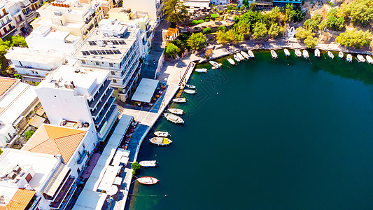 希腊克里特岛上的镇 位于一个海湾 一艘旅游船和城市街道中 力量 蓝色的图片