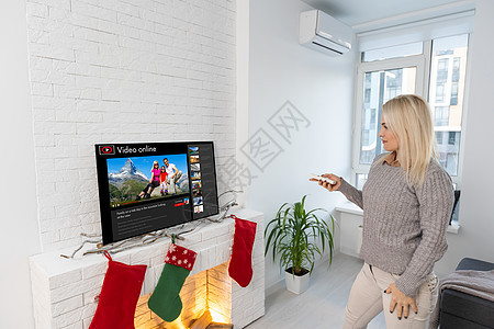 快乐的女人看电视 圣诞节 休息 新年快乐 圣诞节快乐 冬天图片