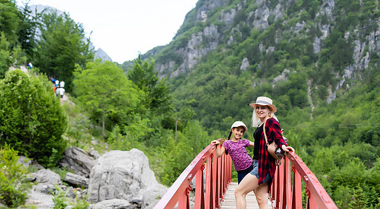 母亲和女儿在阿尔巴尼亚山中旅行 男人 营地 驾驶图片