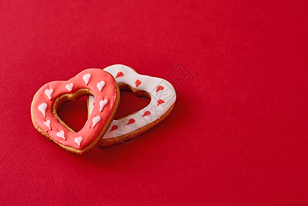 两个装饰了冰淇淋和玻璃化的心形饼干 在红背景上 有复制空间 情人节食物概念 天 蛋糕图片
