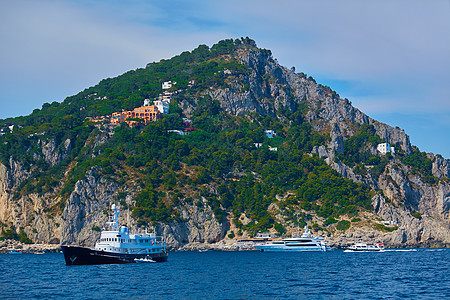 意大利坎帕尼亚卡普里岛上的卡普里镇 卡普里岛是第勒尼安海中的一个岛屿 位于意大利坎帕尼亚地区那不勒斯湾南侧的索伦廷半岛附近图片