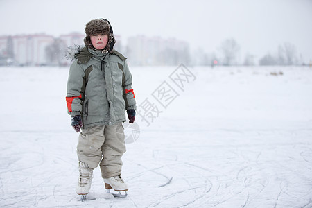 小孩是雪湖上滑冰的男孩 学骑图片