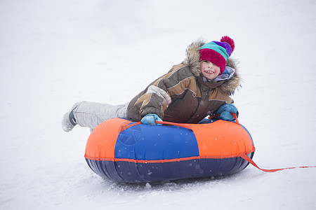 孩子在度假 冬天的乐趣和游戏 小男孩享受雪橇之旅 孩子们在户外玩雪 孩子们冬天在阿尔卑斯山区拉雪橇 公园 圣诞节图片