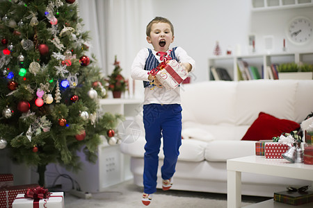 一个有新年礼物的男孩 幸福就是圣诞节背景图片