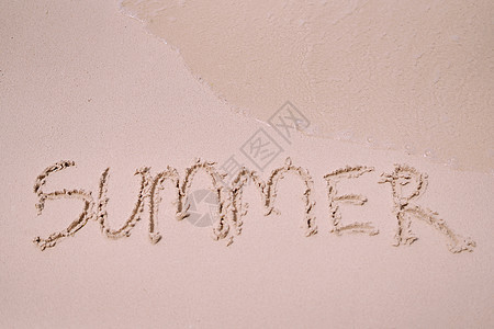 夏天最适合在海滩上享受 在印度尼西亚拉贾安帕海滩的沙子上写着 SUMMER 这个词的静物照片图片