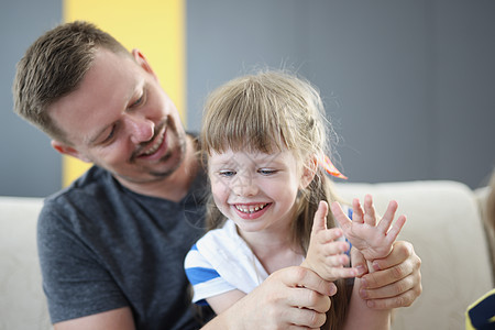 父亲和女孩拍手 乐趣 讲话 玩家 拥抱 情绪 女儿 幼儿园图片