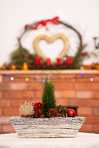 圣诞芦苇的特写视图 指的是圣诞节 在背景中 一个带有大心形装饰的壁炉 十二月 按照传统图片