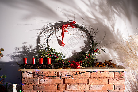 圣诞节的壁炉 基督教节日 家里一个充满盛装的起居室图片