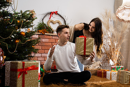 未婚夫在圣诞节给情人送礼物 一个独特的圣诞气氛 节假日的惊喜 请问您是哪位? 喜悦 庆祝图片