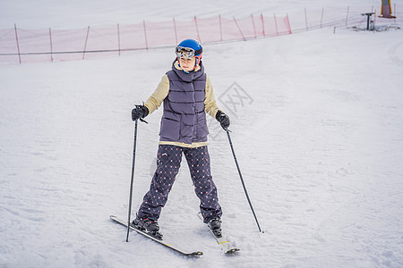 学习滑雪的女人 在山区雪路上滑雪的年轻女子 锻炼 旅行图片