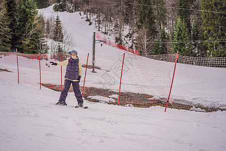 学习滑雪的女人 在山区雪路上滑雪的年轻女子 美丽的 追求图片