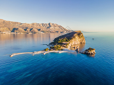 布德瓦岛 黑山的鸟瞰图 夏威夷海滩 遮阳伞和沐浴者以及清澈的海水 锯齿状的海岸和陡峭的悬崖俯瞰着透明的大海 野性图片