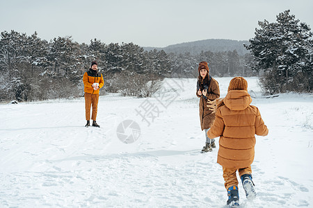 年轻家庭在冬季雪林中玩乐 圣诞节 山脉 孩子们 女士图片