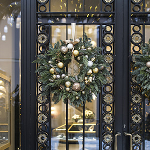 圣诞花环 有装饰挂在一扇透明的门上 并加金属插内图片