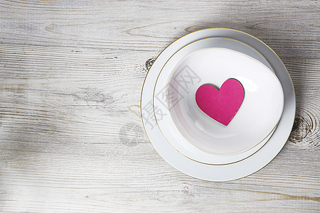 红木心放在一个装满纸张的陶瓷碗中 心脏图标 情人节图片