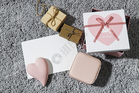 情人节贺卡 信封 包装盒 灰色毛绒地毯背景上的粉红色心脏 复制空间 文本位置 问候语 卡片图片